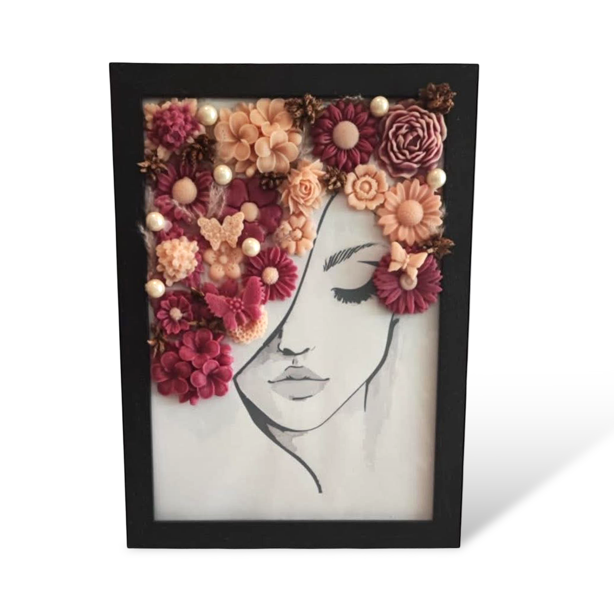 Cadre en bois avec illustration féminine et fleurs en fondants parfumés – choix du dessin, des couleurs et de la senteur