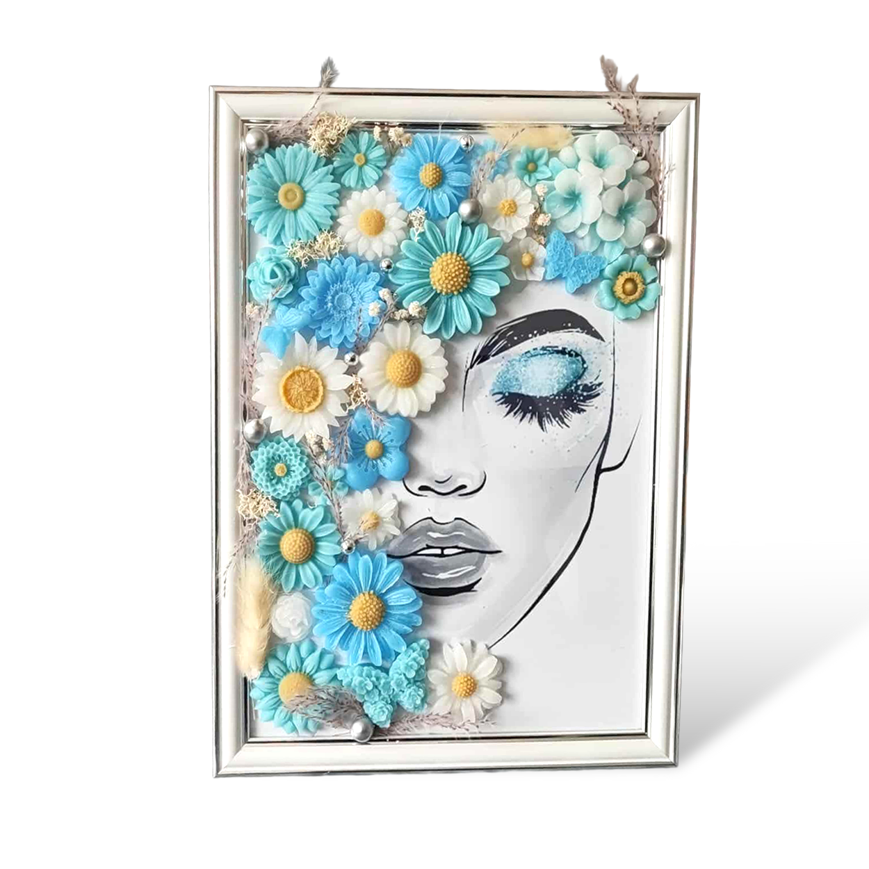 Cadre portrait femme œil fermé, composition florale en cire parfumée bleu glacier et blanc – cadeau déco personnalisé